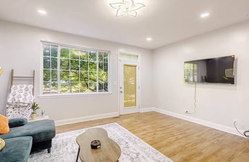 Bloomingdale House | Suburban Comfort Just 35 Min from Downtown Chi