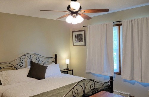 Dundas Cabin | Sugarcreek executive lodging/outdoor adventure headquarters near Olney,IL