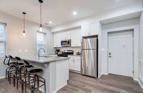 Sheffield Neighbors Apartment | Suite 2 on Southport 4 Queen Beds