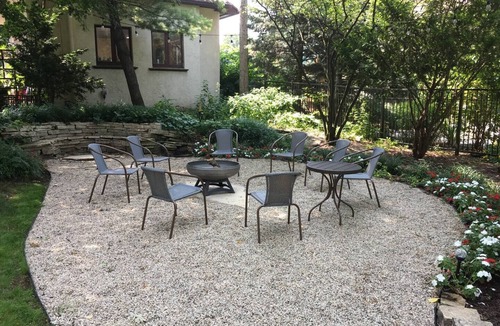 Oak Park Apartment | Sunny Coach House in Historic Oak Park