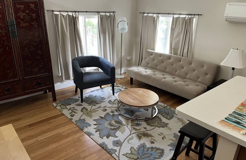 Oak Park Apartment | Sunny Coach House in Historic Oak Park