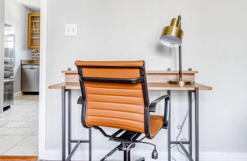 Evanston Apartment | Sunny Evanston 2BR w/ W/D, 1 mile to Northwestern campus, by Blueground