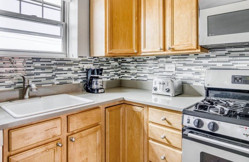 Evanston Apartment | Sunny Evanston 2BR w/ W/D, 1 mile to Northwestern campus, by Blueground
