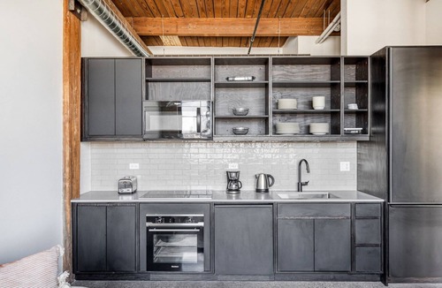 Sheffield Neighbors Apartment | Sunny Lincoln Park 2BR w/Lounge, Roof & Gym, near DePaul, by Blueground