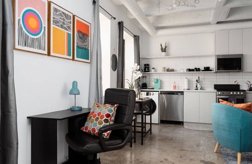 Uptown Apartment | Sunny Modern Loft Montrose Beach Rooftop WFH Gym