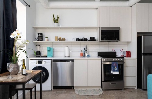 Uptown Apartment | Sunny Modern Loft Montrose Beach Rooftop WFH Gym