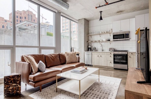 Near North Side Apartment | Sunny River North 1BR w/Gym & Coffee Shop, nr L & Beach, by Blueground