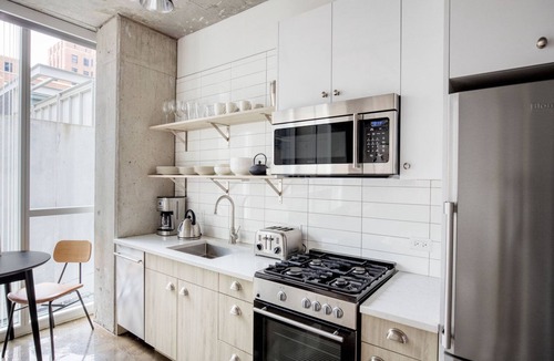 Near North Side Apartment | Sunny River North 1BR w/Gym & Coffee Shop, nr L & Beach, by Blueground