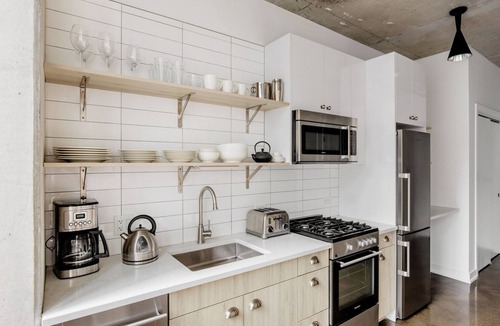 Near North Side Apartment | Sunny River North 1BR w/Gym & Coffee Shop, nr L & Beach, by Blueground