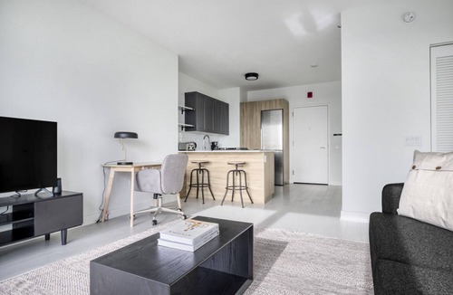 West Loop Apartment | Sunny West Loop 1BR w/Pool, Coworking & Gym, 1 block to L, by Blueground