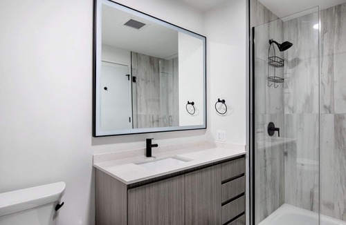Near West Side Apartment | Sunny West Loop Jr 1BR w/Rooftop & Dog Run, nr I-90, by Blueground