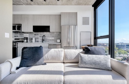 Near West Side Apartment | Sunny West Loop Jr 1BR w/Rooftop & Dog Run, nr I-90, by Blueground