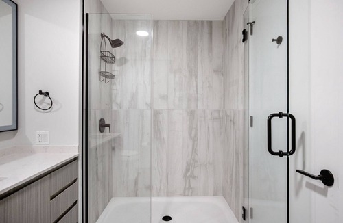 Near West Side Apartment | Sunny West Loop Jr 1BR w/Rooftop & Dog Run, nr I-90, by Blueground