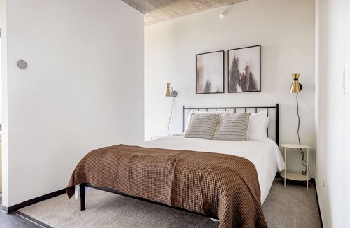 Near West Side Apartment | Sunny West Loop Jr 1BR w/Rooftop & Dog Run, nr I-90, by Blueground