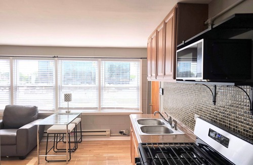 Evergreen Park Apartment | Suns & Roses Duplex