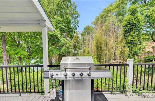 Moneta House | Sunset Views! 2 Paddleboards! Wifi! Come Visit 'Cappy Hour'!