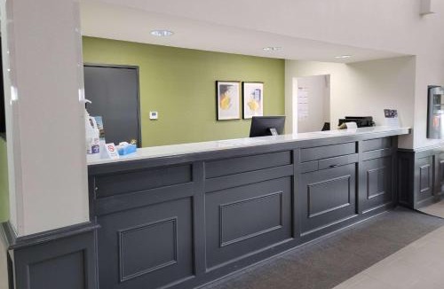 Fox Valley Hotel | Super 8 by Wyndham Aurora/Naperville Area