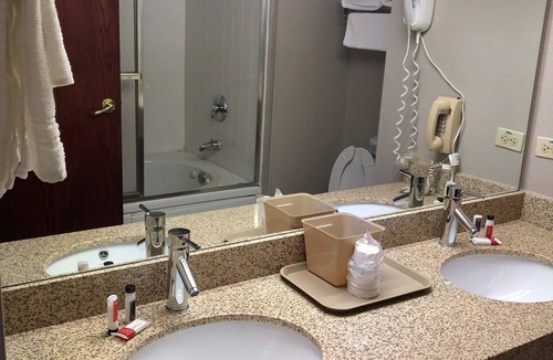 Fox Valley Hotel | Super 8 by Wyndham Aurora/Naperville Area