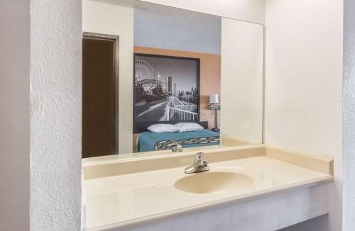 Bourbonnais Hotel | Super 8 by Wyndham Bourbonnais/Kankakee Area