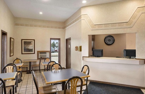 Carbondale Hotel | Super 8 by Wyndham Carbondale