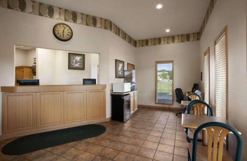 Collinsville Hotel | Super 8 by Wyndham Collinsville St. Louis