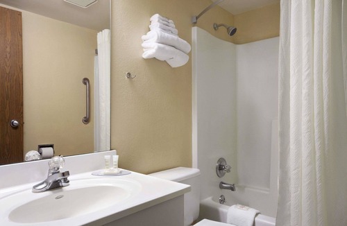Collinsville Hotel | Super 8 by Wyndham Collinsville St. Louis