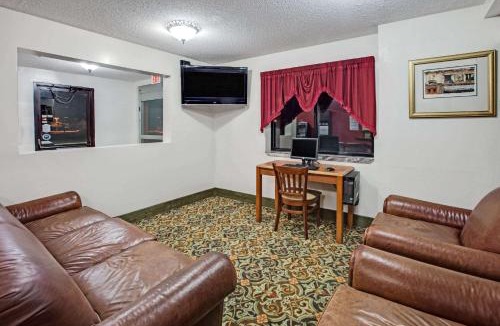 Crystal Lake Hotel | Super 8 by Wyndham Crystal Lake