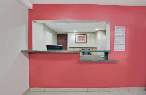 Crystal Lake Hotel | Super 8 by Wyndham Crystal Lake
