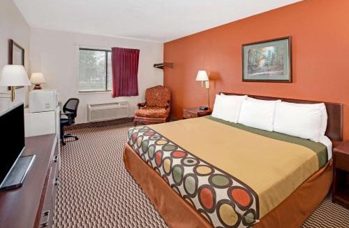 Crystal Lake Hotel | Super 8 by Wyndham Crystal Lake