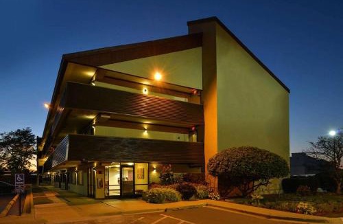 Deerfield Hotel | Super 8 by Wyndham Deerfield - Northbrook