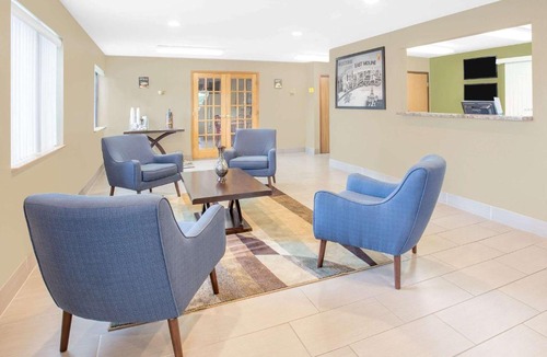 Carbon Cliff Hotel | Super 8 by Wyndham East Moline