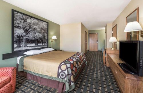 Greenville Hotel | Super 8 by Wyndham Greenville