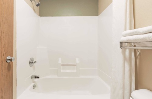 Greenville Hotel | Super 8 by Wyndham Greenville