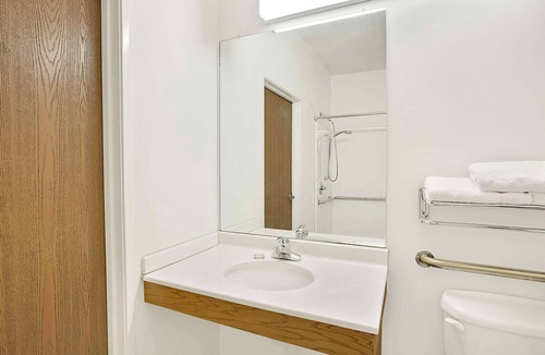 Hampshire Hotel | Super 8 by Wyndham Hampshire IL