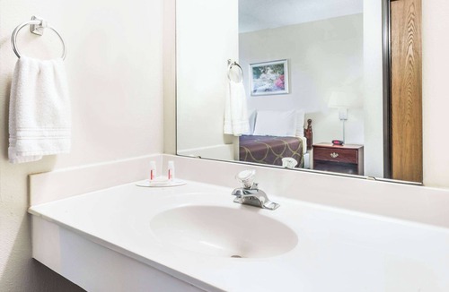 Jerseyville Hotel | Super 8 by Wyndham Jerseyville