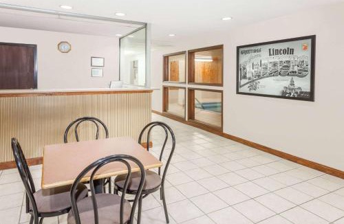 Lincoln Hotel | Super 8 by Wyndham Lincoln