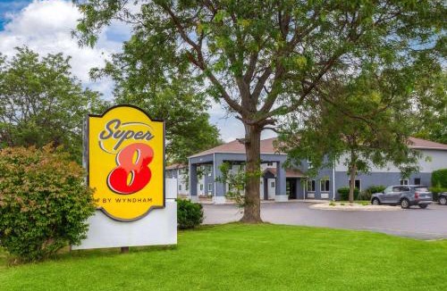 McHenry Hotel | Super 8 by Wyndham McHenry Fox Lake Area