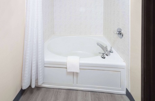 McHenry Hotel | Super 8 by Wyndham McHenry/Fox Lake Area