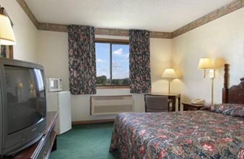 McLean Hotel | Super 8 by Wyndham McLean/Bloomington SW