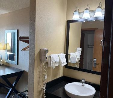 Mendota Hotel | Super 8 by Wyndham Mendota I-39