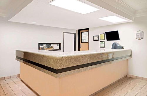 Metropolis Hotel | Super 8 by Wyndham Metropolis