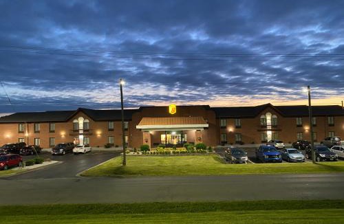 Metropolis Hotel | Super 8 by Wyndham Metropolis