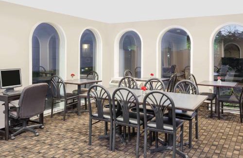 Morton Grove Hotel | Super 8 by Wyndham Morton Grove/Chicago