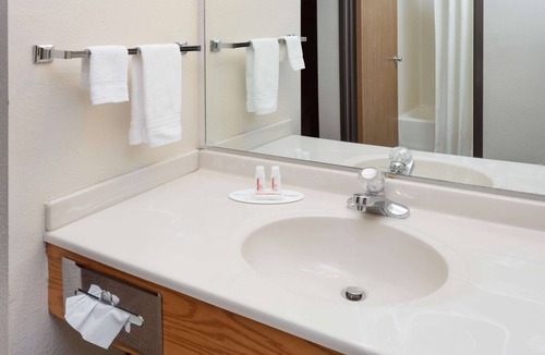 Pekin Hotel | Super 8 by Wyndham Pekin/Peoria Area