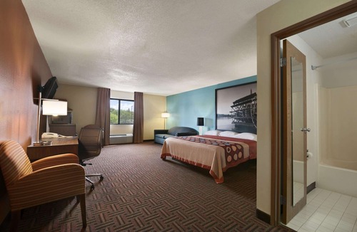 Peoria Hotel | Super 8 by Wyndham Peoria