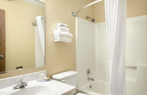 Fairview Heights Hotel | Super 8 by Wyndham Fairview Heights-St. Louis
