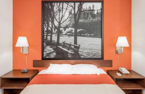 Washington Hotel | Super 8 by Wyndham Washington/Peoria Area