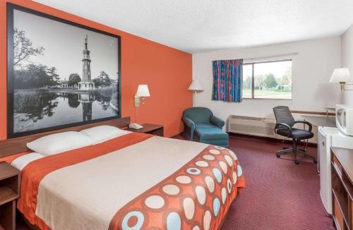 Washington Hotel | Super 8 by Wyndham Washington/Peoria Area