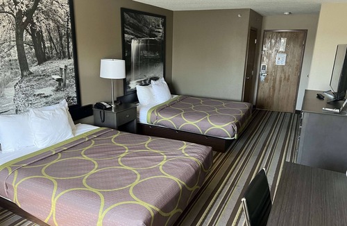 Yorkville Hotel | Super 8 by Wyndham Yorkville
