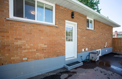 Burlington House | Super convenient Burlington home